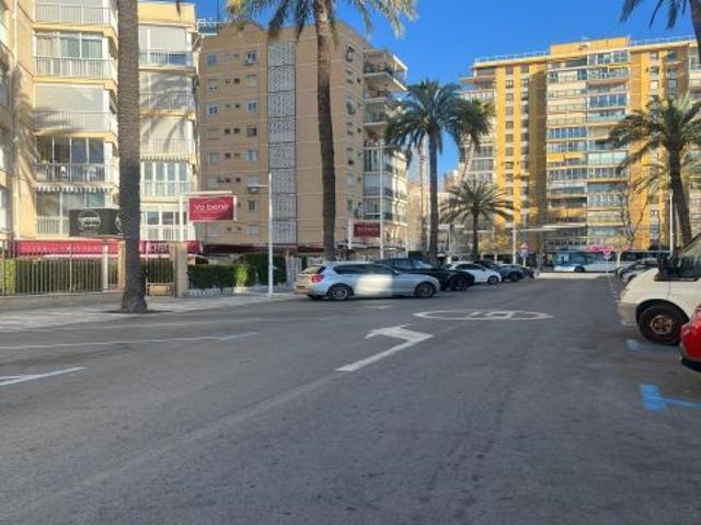 Oportunidad: Inversión en Benidorm: Negocio Estratégicamente Ubicado en Playa de Levante