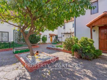 ¡Oportunidad! Linda casa remodelada, en exclusivo condominio, sector Tomás Moro ¡Vive en el corazón de Las Condes!