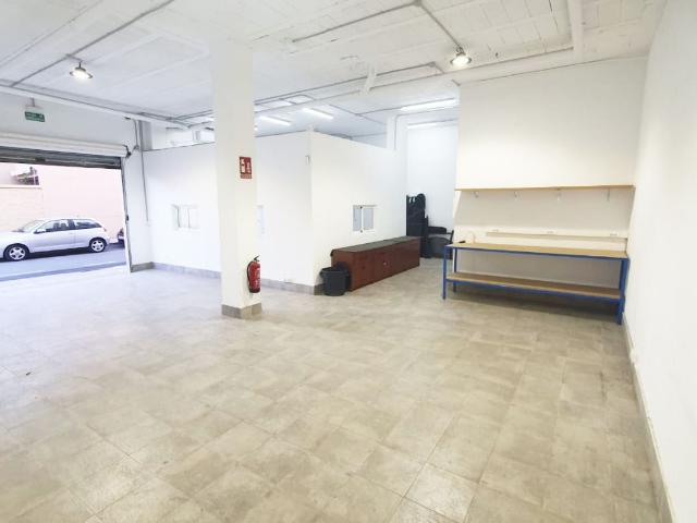OPORTUNIDAD LOCAL DE ALMACÉN Y OFICINA CON LICENCIA ZONA CORREOS HUERCAL ALMERIA
