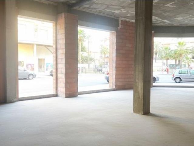 OPORTUNIDAD ! LOCAL ESQUINERO DE 180 MTS AMPLIO Y LUMINOSO