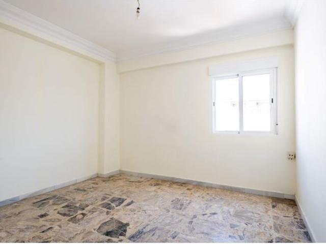 Oportunidad para inversores: Luminoso apartamento en Avenida Compromiso de Caspe