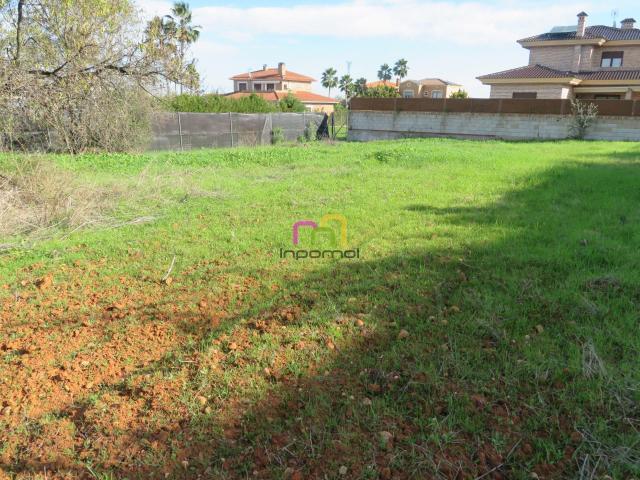 OPORTUNIDAD: PARCELA URBANIZADA EN CAMPO DE GOLF  BADAJOZ