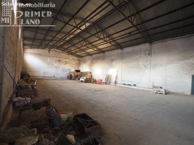 ¡OPORTUNIDAD! Se vende solar y nave en esquina, con 1.100 m2 y 68 metros de fachada, por 219.000€!