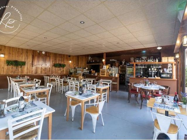 Oportunidad Singular: Hostal y Restaurante Operativo en Castelló d’Empúries