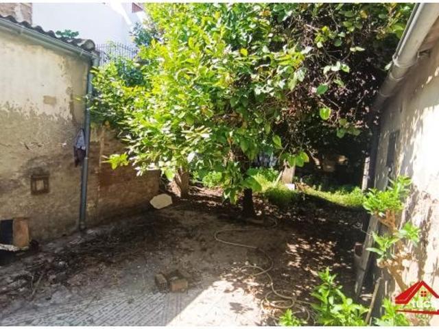 ?¡OPORTUNIDAD! SOLAR CON PATIO Y COCHERA PRIVADA EN LEVANTE?