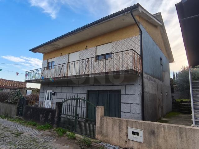 Oportunidade absolutamente imperdível Moradia com parte renovada / Vistas panorâmicas / Garagem / Excelente potencial de valorização