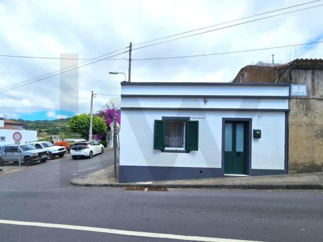 Oportunidade de Investimento: Moradia T1 para Remodelar em Água de Pau – perto da Caloura
