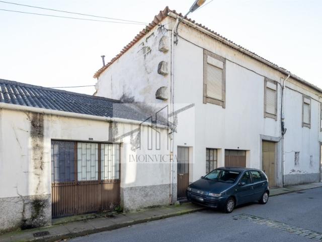 Oportunidade de Investimento no Porto: Moradia Independente para Recuperar junto ao Parque Oriental