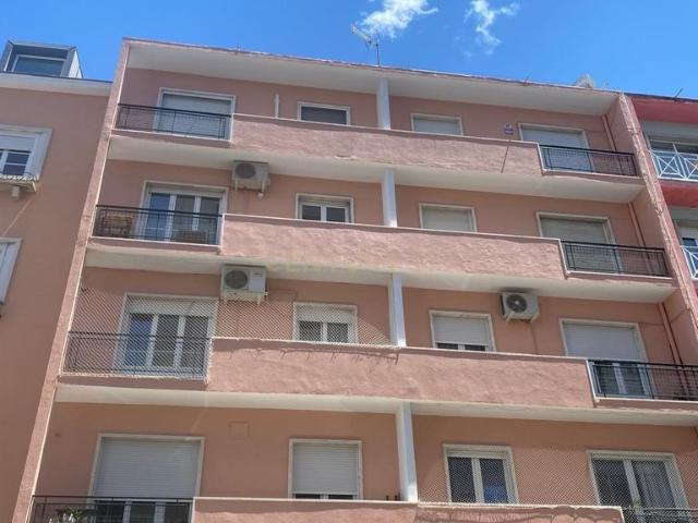 Oportunidade de Investimento em Campo de Ourique Habitao + Loja Ar