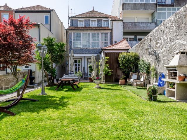 Oportunidade de Investimento | Guest house c/ 11 suítes 31 pax | Edifício reabilitado c/ amplo logradouro mais de 2.000 m2 com vista a 360º sob a cidade | Centro do Porto a 10 minutos da baixa