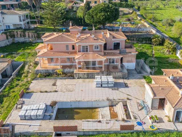 Oportunidade de Investimento | Grande V3 Vila com Piscina e. 625m² Lagos