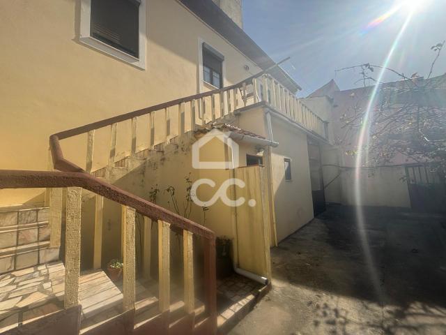 Oportunidade de investimento Prédio de rés do chão e 1º andar composto de dois apartamentos T2, um em cada piso, com entradas independentes, garagem individual, e pátio, localizado no centro de Vieira de Leiria, a 3 Km da Praia da Vieira. Consulte nos Marinha Grande, Vieira da Leiria
