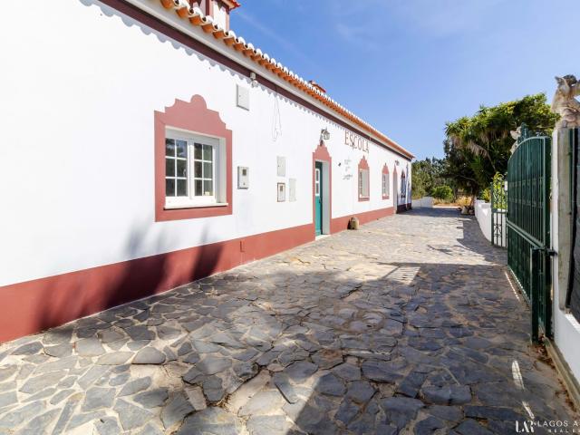 Oportunidade de investimento: Quinta de 1.5 hectare com uma moradia de 4+1 quartos e uma moradia de 1 quarto a poucos minutos de viagem de carro para Aljezur