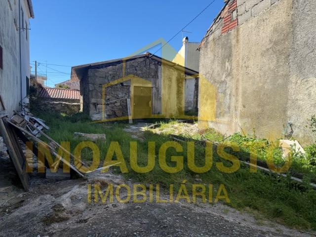 Oportunidade de Reabilitação em Pinhel com Espaço Exterior