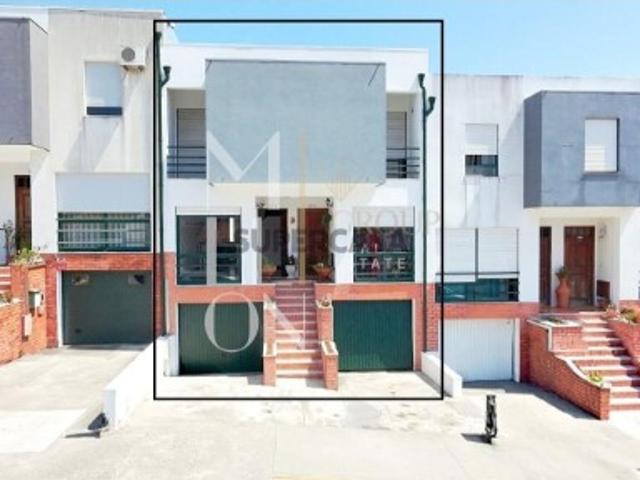 OPORTUNIDADE EM FAMALICÃO MORADIA T2+1 GEMINADA