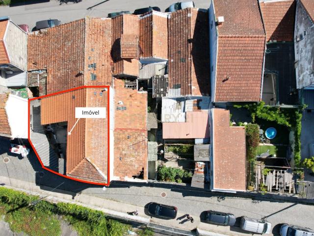 Oportunidade em Paranhos: T4 para Recuperação no Porto