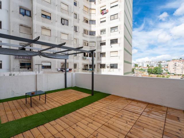 OPORTUNIDADE EM QUELUZ | T1 COM TERRAÇO A 1 MINUTO DA ESTAÇÃO