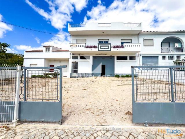 Oportunidade edifício singular de localização privilegiada, que conjuga habitação e serviços num só | 26064039745