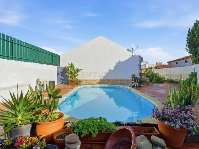Oportunidade excecional em Carqueija, Lourinhã – Duas moradias independentes com piscina, jardim e zona de barbecue