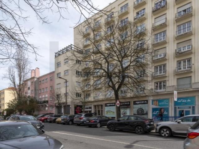 Oportunidade Exclusiva em Alvalade: Loja Premium na Avenida da Igreja