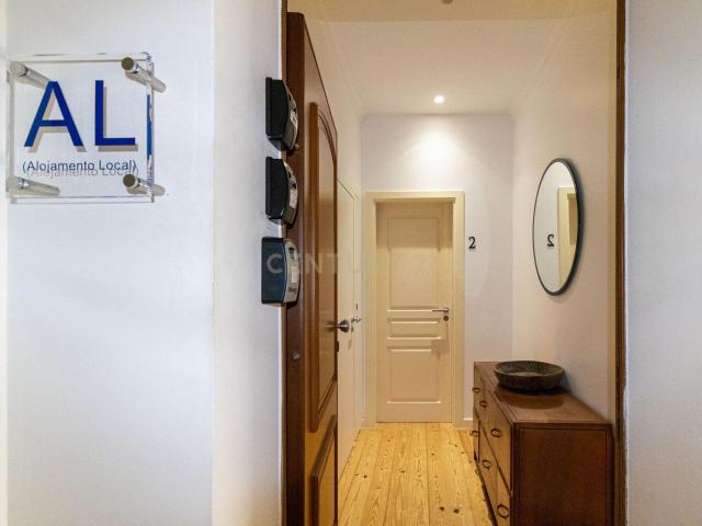 Oportunidade: Imóvel com 2 Apartamentos T1 renovados, mobilados, em exploração turística, na Rua dos Anjos, Arroios, Lisboa. Para Venda!