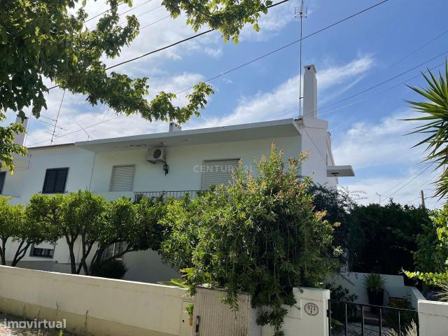 Oportunidade Imperdvel em vora: Moradia Bifamiliar com Potencial de