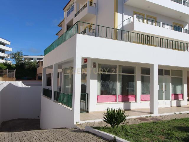 OPORTUNIDADE LOJA COM GRANDE POTENCIAL PARA RESTAURANTE E OU SERVIÇOS PERTO DE PORTIMÃO