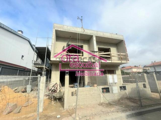 Oportunidade Moradia Geminada em Fernão Ferro de 4 Assoalhadas