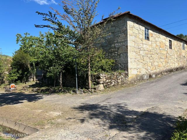 Oportunidade: Moradia Rural no Minho c/ Terreno p/ Restauro