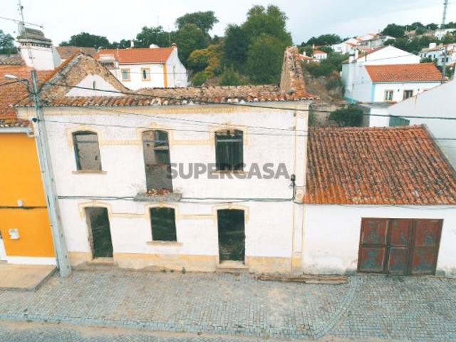 Oportunidade Prédio com 2 pisos e espaço de logradouro