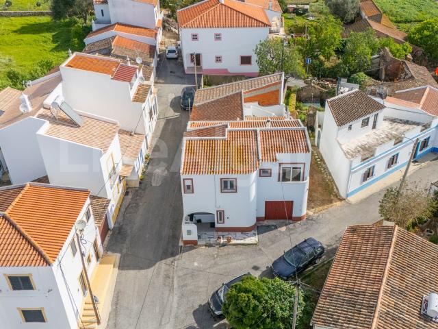 Oportunidade | T3 Semi Detached Reformado para Venda em ALMá. 127m² Luz