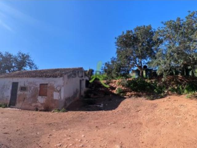 Oportunidade Única: Ruína e Terreno à Venda em Estômbar Vila Histórica!