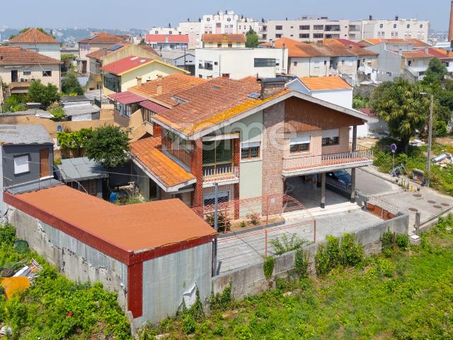 Oportunidade Única: Casa de 4 Quartos a Poucos Passos da Estação de Metrô