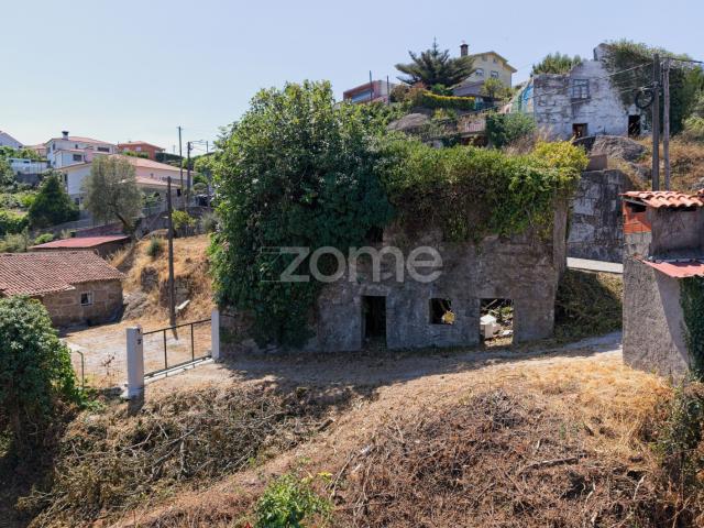 Oportunidade Única: Casa para Reconstrução em Espinho, Braga