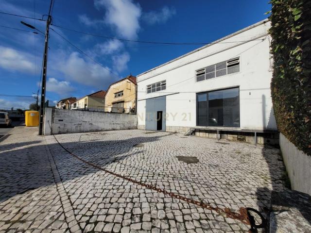 Oportunidade Única: Armazém na Merceana, Zona Central, ao Lado da Farmácia