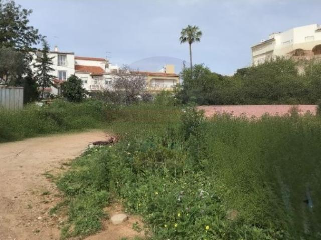 Oportunidade Única de Investimento em Ferragudo: Terreno com Projeto Aprovado para Hostel