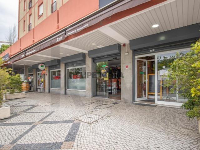 Oportunidade Única de Investimento 3 Lojas com Restaurantes e Espaço Comercial