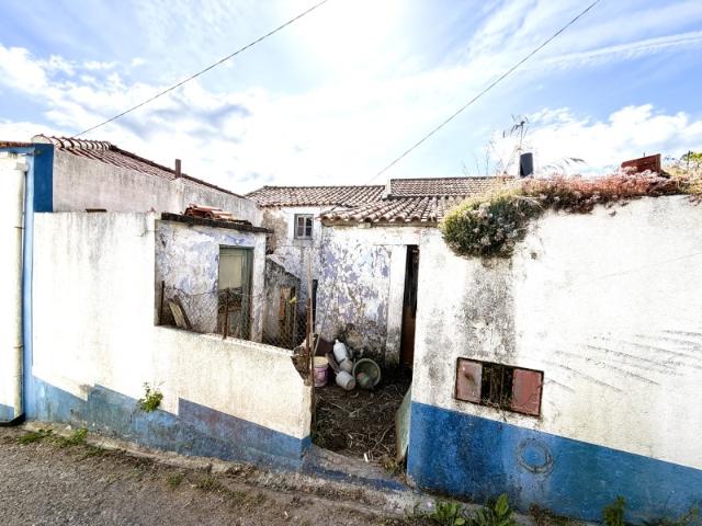 Oportunidade Única em Camondes, Arranhó Moradia T2 para Recuperar em Zona de Campo com Grande Potencial