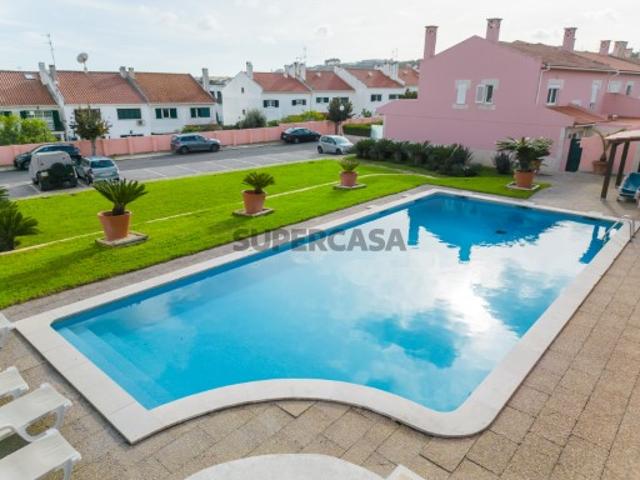 OPORTUNIDADE ÚNICA! Ótima qualidade de construção. Muito soalheira e luminosa  Boas Áreas  Garagem  Terraço  Logradouros frente e traseiras  Furo de água com serventia para uso doméstico. CONDOMINIO FECHADO, com Jardim e Piscina  Zona muito sossegada e aprazível para viver servida por excelentes acessos!