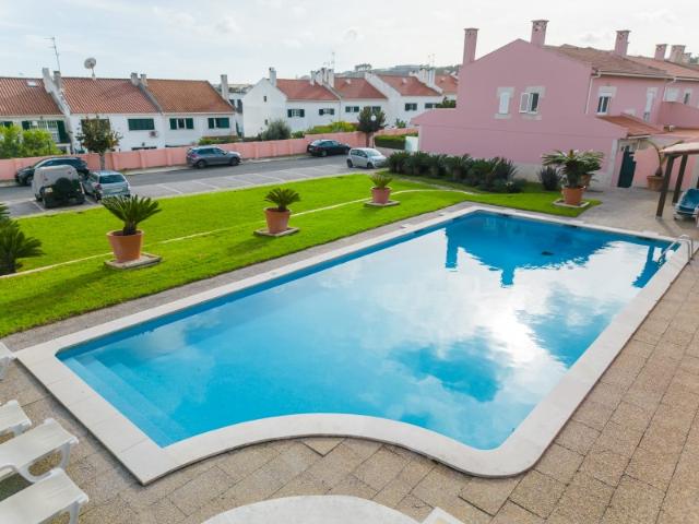 OPORTUNIDADE ÚNICA! Ótima qualidade de construção. Muito soalheira e luminosa  Boas Áreas  Garagem  Terraço  Logradouros frente e traseiras  Furo de água com serventia para uso doméstico. CONDOMINIO FECHADO, com Jardim e Piscina  Zona muito sossegada e aprazível para viver servida por excelentes acessos!