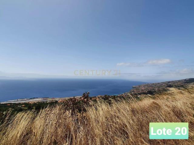 Oportunidade Única, Lote de Terreno para construção com Vista para o Mar em Prestigiada Urbanização de Santa Cruz, Madeira!
