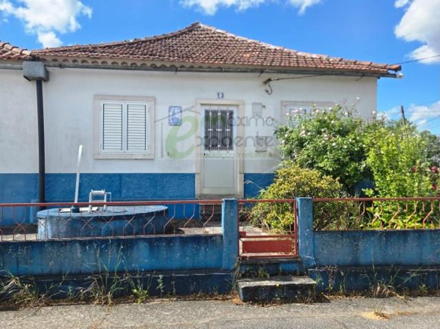 Oportunidade Única: Moradia T3 com Grande Potencial para reabilitar e Terreno Urbano!