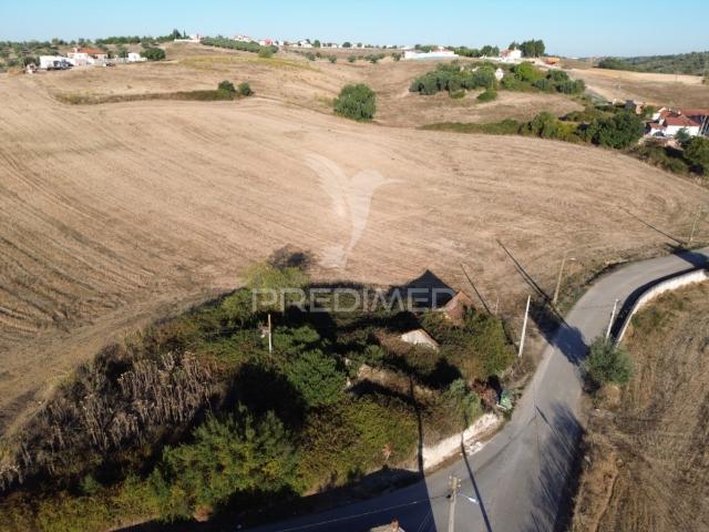 Oportunidade Única! Moradia T3 para Restaurar com Terreno Nabais Santarém
