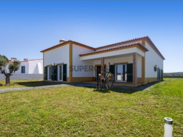 Oportunidade Única Moradia T4 com Suíte, Cozinha Moderna e Terreno Amplo