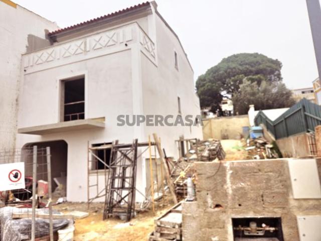 Oportunidade Única: Moradia Geminada Nova em Conclusão, Zona Privilegiada!
