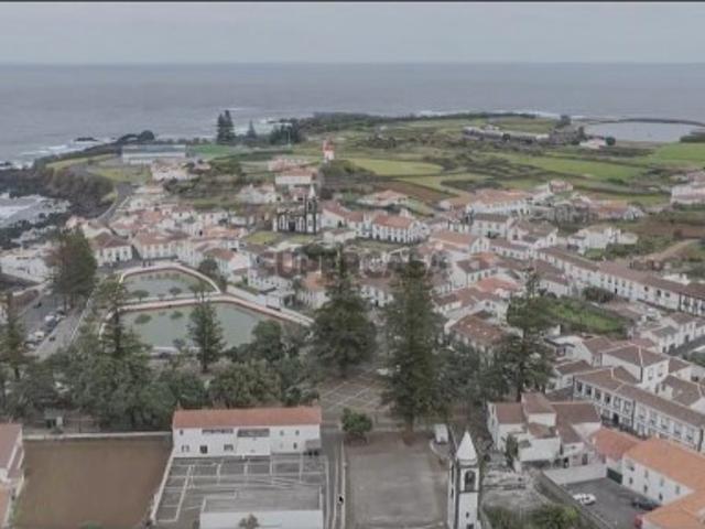 Oportunidade Única: Moradia para Remodelar no Coração de Santa Cruz da Graciosa