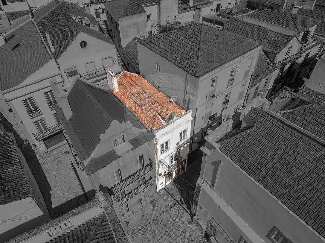 Oportunidade Única no Coração de Alcácer do Sal: Prédio com Comércio e Habitação