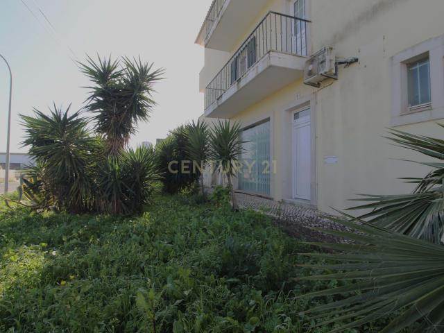 OPORTUNIDADE ÚNICA NO CORAÇÃO DE ALGOZ – LOJA CONVERTIDA NUM MODERNO E FUNCIONAL APARTAMENTO DE UM QUARTO
