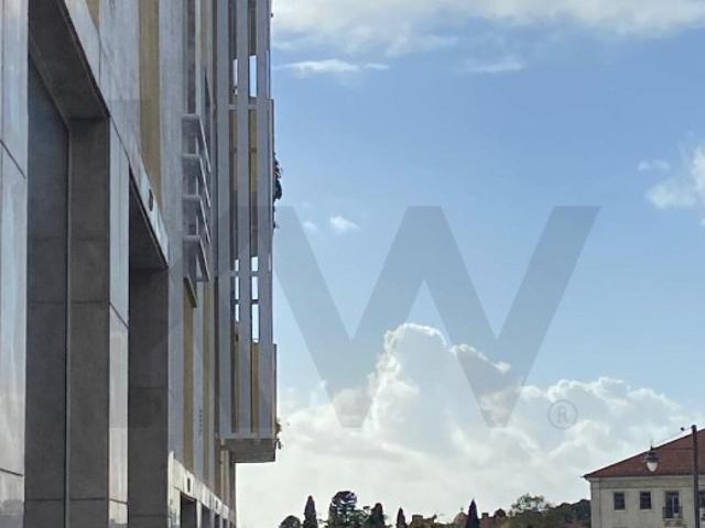 Oportunidade Única na Ajuda: 203 m² + 4 Lugares de Garagem | Versatilidade Total