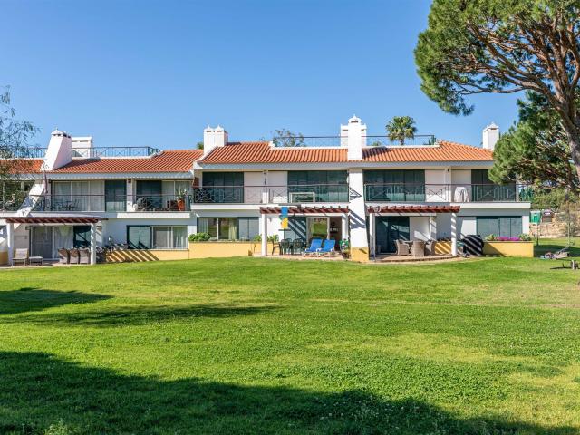 Oportunidade única para apartamento térreo com 3 quartos em. 155m² Quarteira
